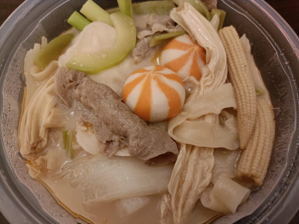 楊国福のテイクアウト麻辣湯。サーカス団子、湯葉、ヤングコーン、豚肉、ハヤトウリなどが入っている