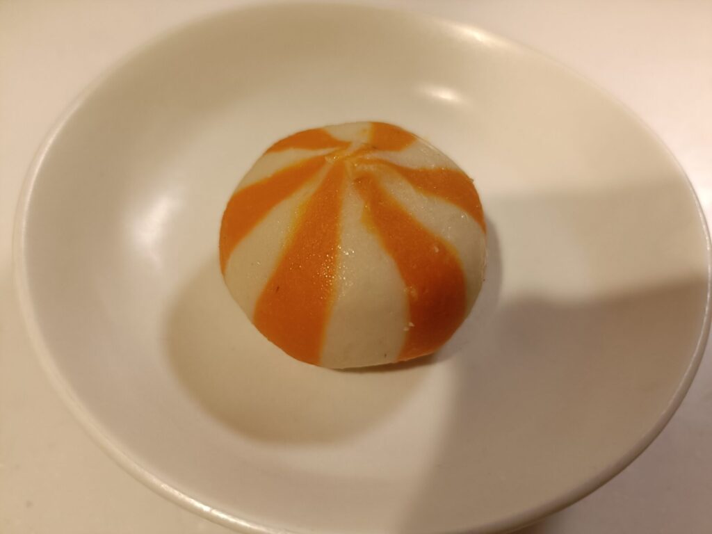 楊国福のサーカス団子。オレンジと白のシマシマ模様の魚卵団子