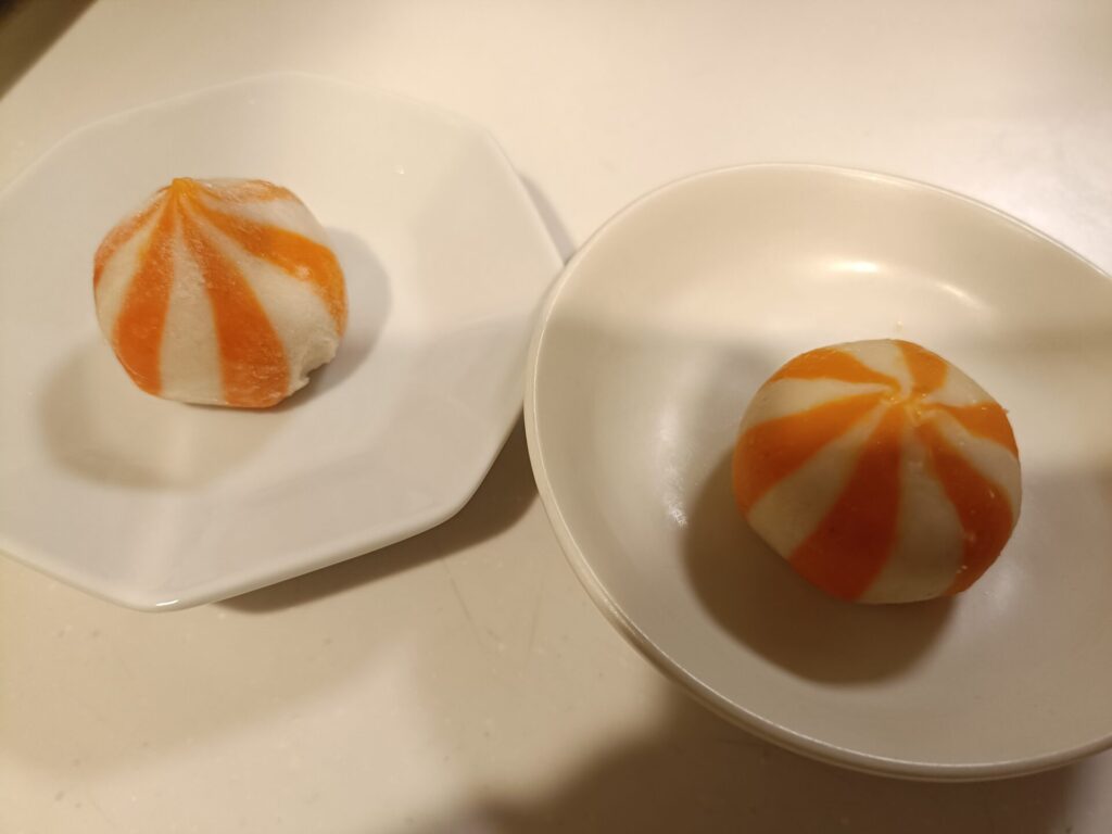 買ってきた冷凍の蟹子包(左)と楊国福のサーカス団子(右)を並べて比較