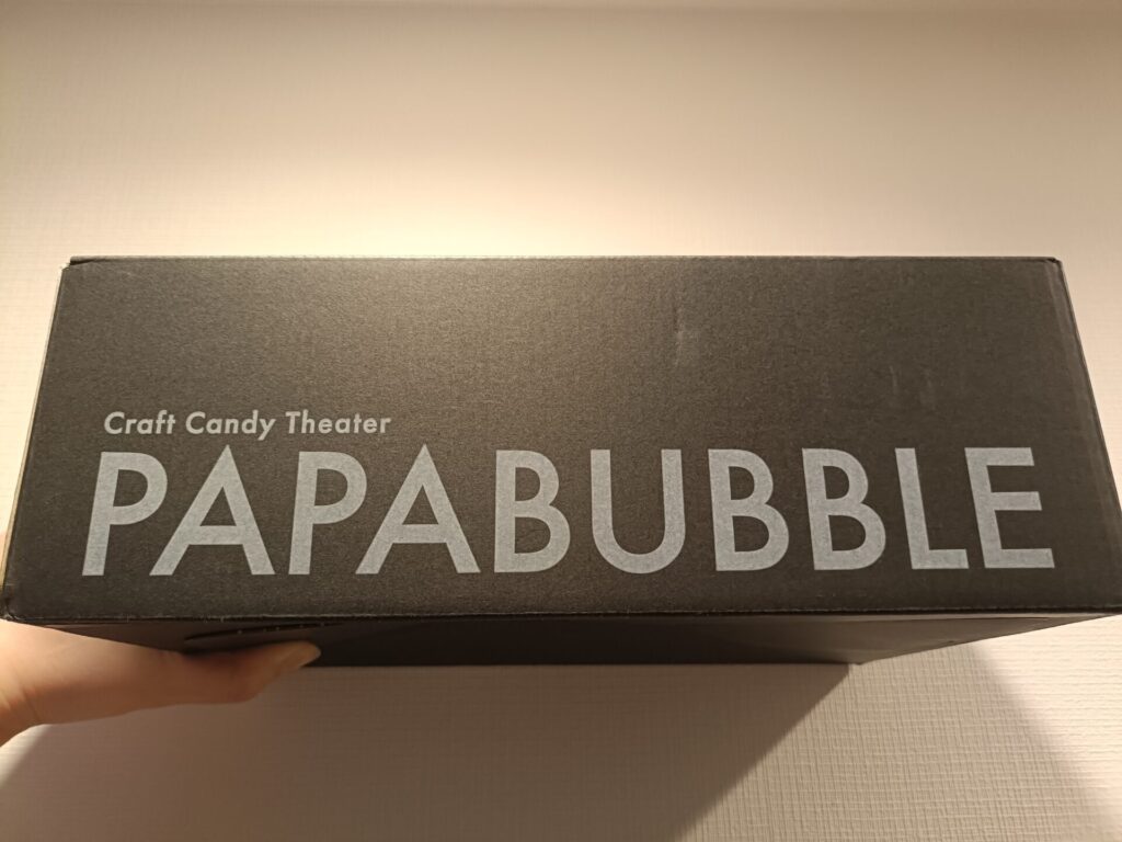 黒い箱にPAPABUBBLEのロゴが大きく入った、ワクワクキャンディくじの外箱