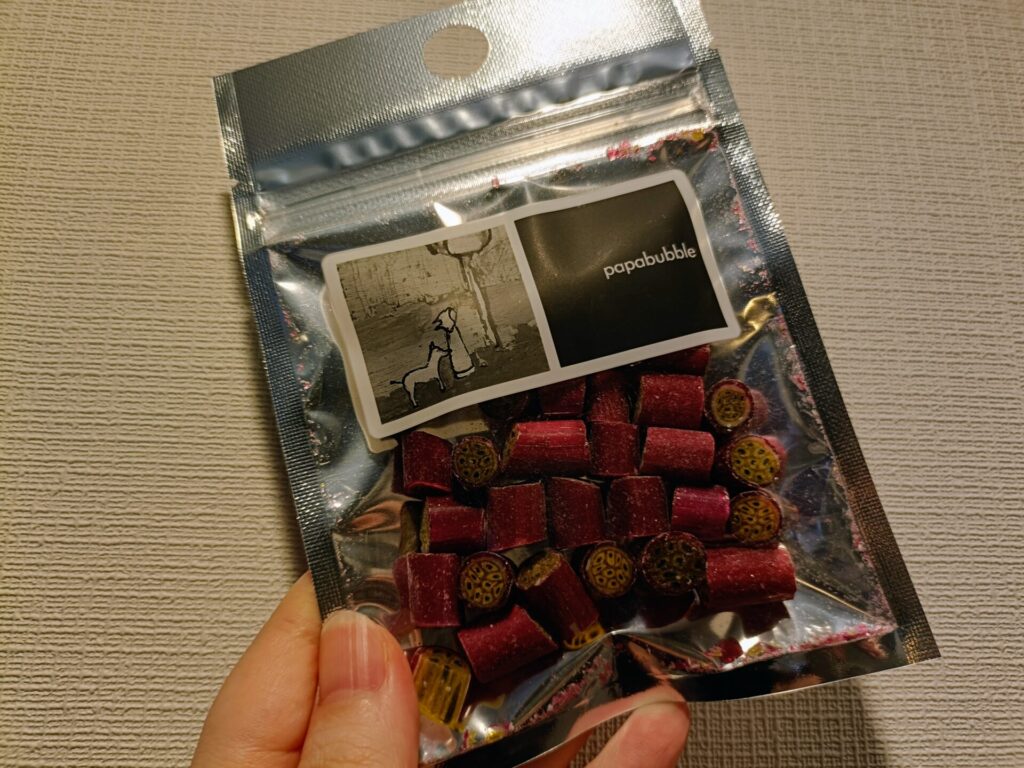パパブブレのパッション味。赤紫の飴の断面に、パッションフルーツの種のような模様が入っている