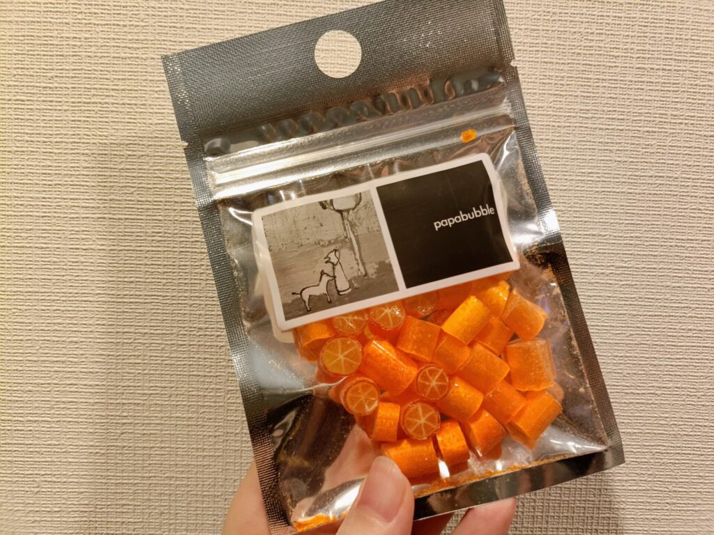 パパブブレのオレンジ味。オレンジの輪切りの模様が入った飴