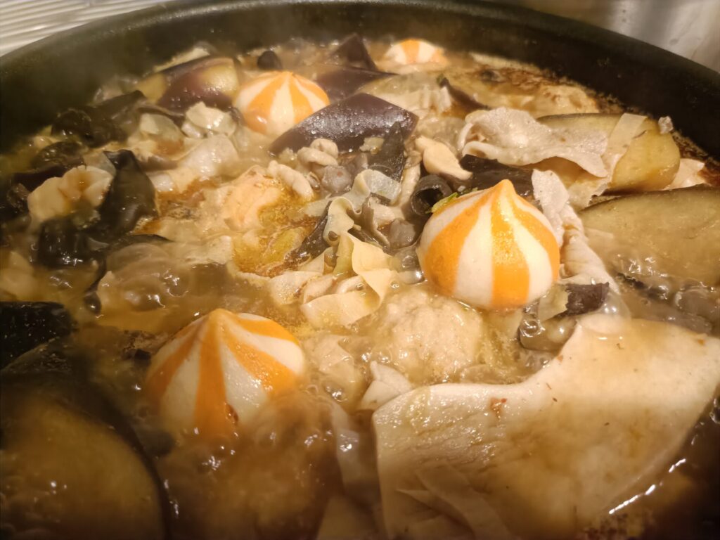 カップ麻辣湯のスープの素を入れて、サーカス団子やナスを鍋で煮込んでいるところ