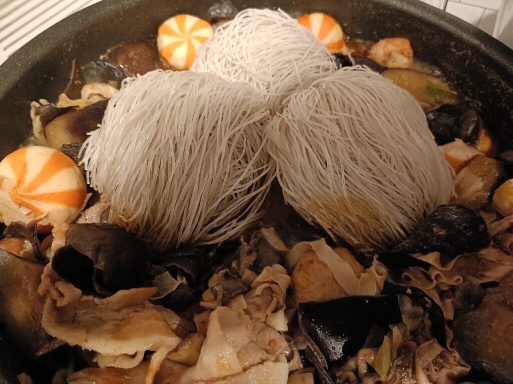 煮込んだ麻辣湯の鍋に、カップ麺の春雨を3つのせたところ