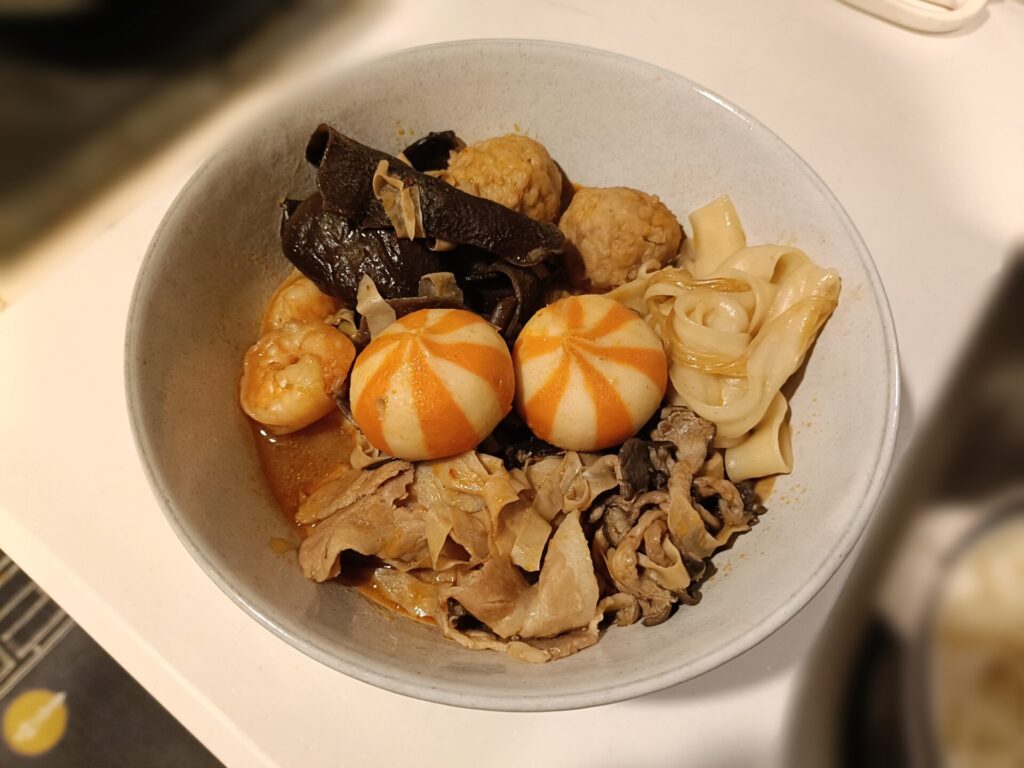 器に盛った手作りの麻辣湯。サーカス団子2つ、エビ、キクラゲ、肉団子、豚肉、幅広の麺